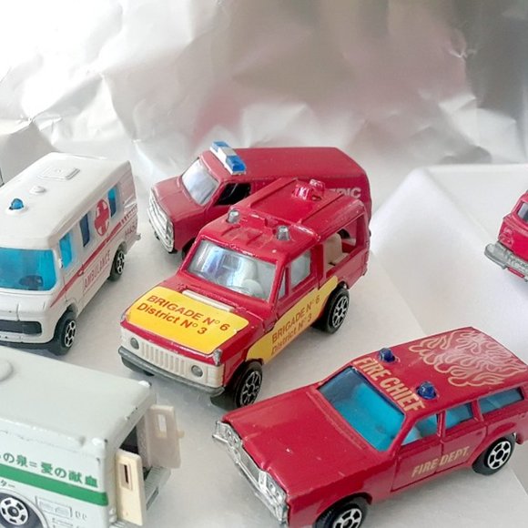 10 Antique Mini Car (Fire Truck + Ambulance) - Picture 3 of 3